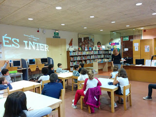 Visita i activitat de cerca d’informació a la biblioteca Joan Oliva.