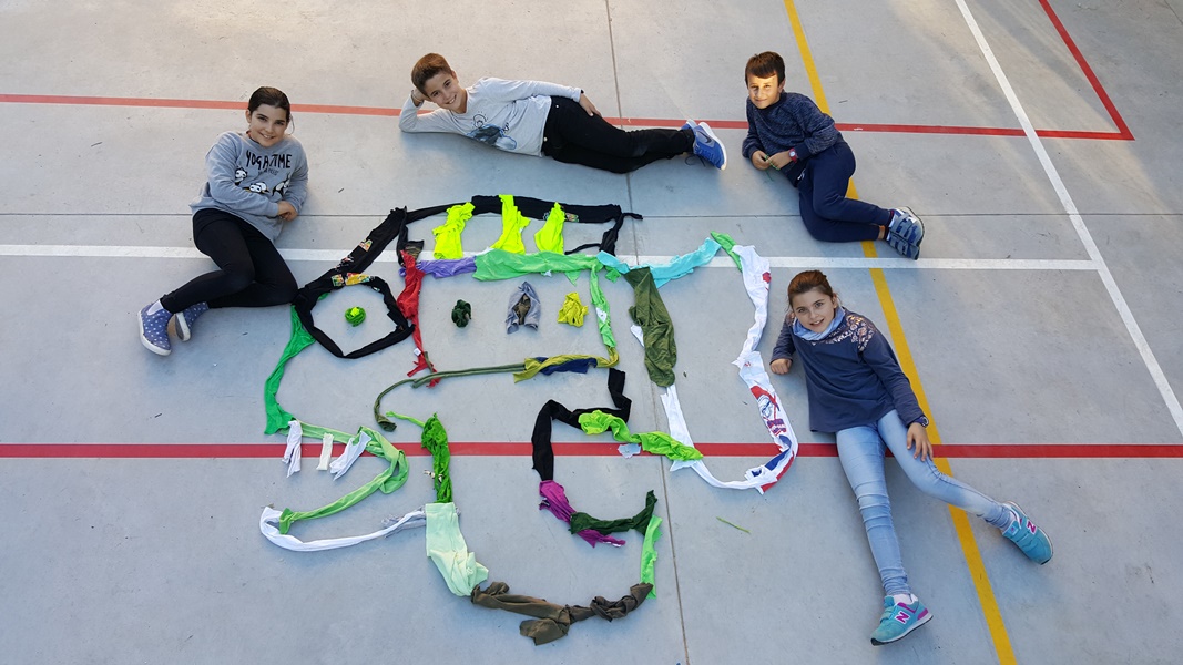 Dibuixos GEGANTS amb retalls de roba i cordes a CS