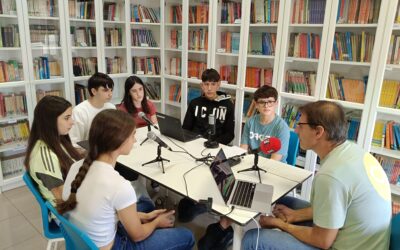 Els alumnes d’Emprenedoria de 3r d’ESO graven un pòdcast amb un periodista professional